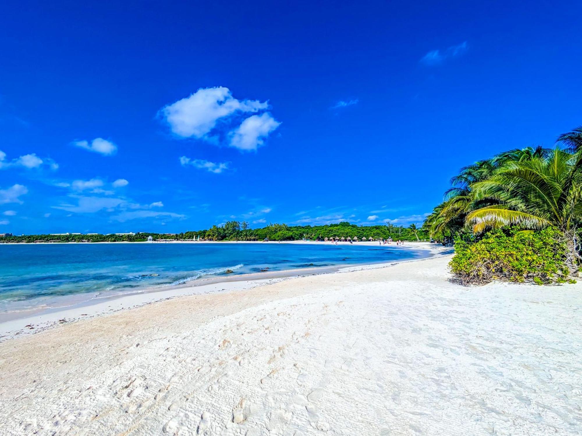 A8 Beachside Bliss Family Hawaiian Themed Quad Kitchen Ac *
