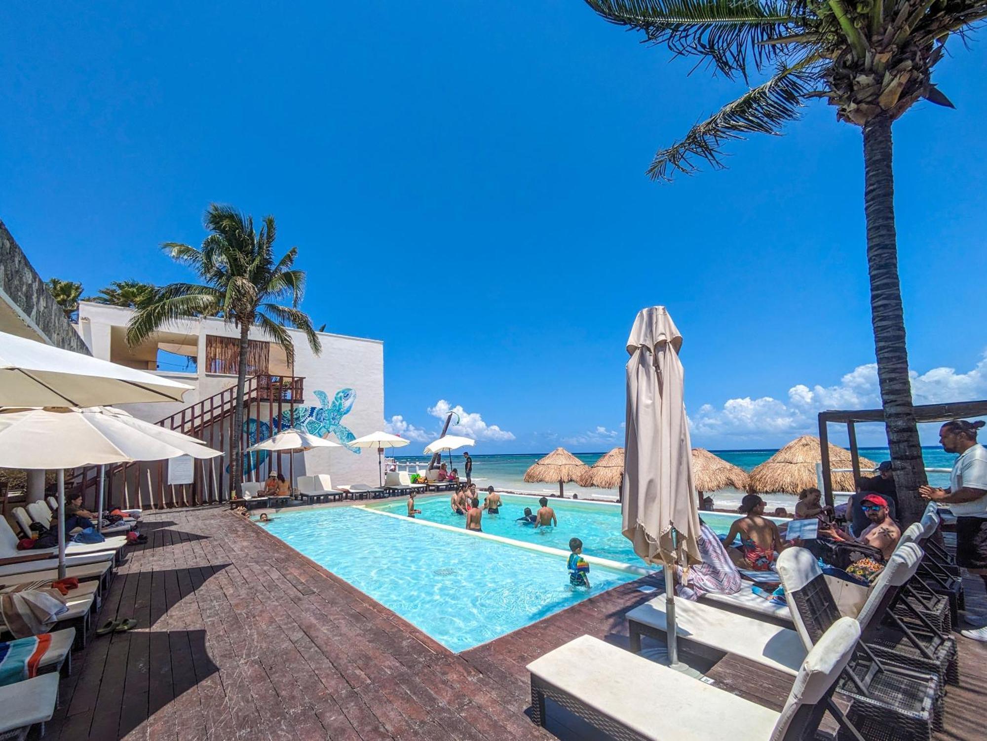 A8 Beachside Bliss Family Hawaiian Themed Quad Kitchen Ac *